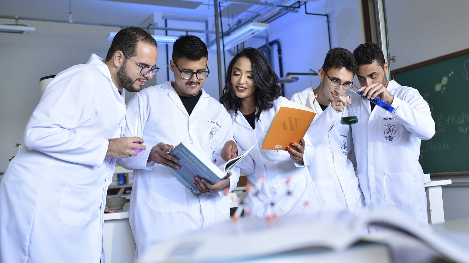 Scientist Chemistry Teacher Labor Ärtze weisse Kittel