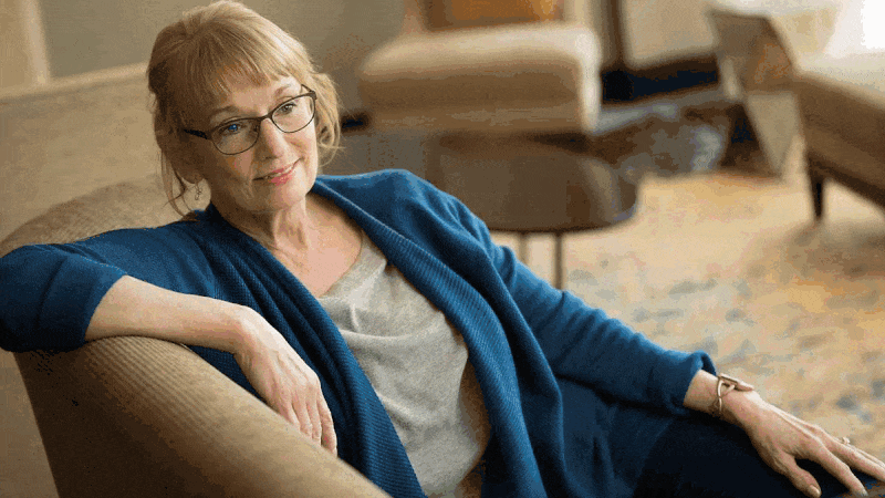 Patricia Unterhaltung am Sofa