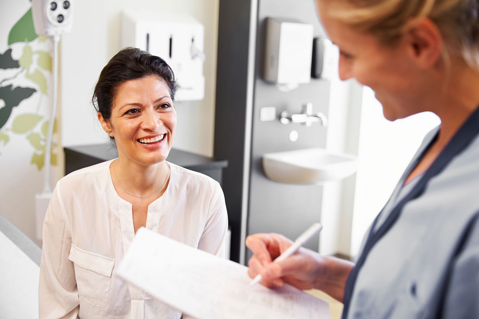 Zwei Frauen im Gespräch