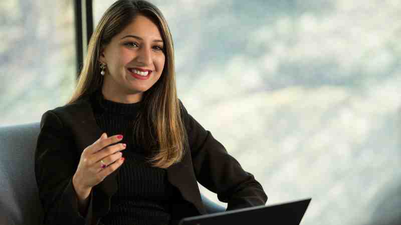Frau mit Laptop Office