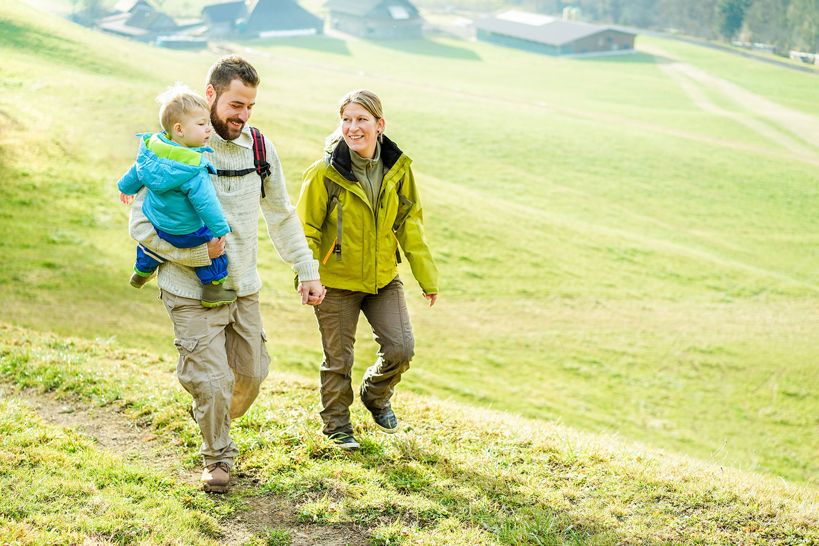 junge familie wandern